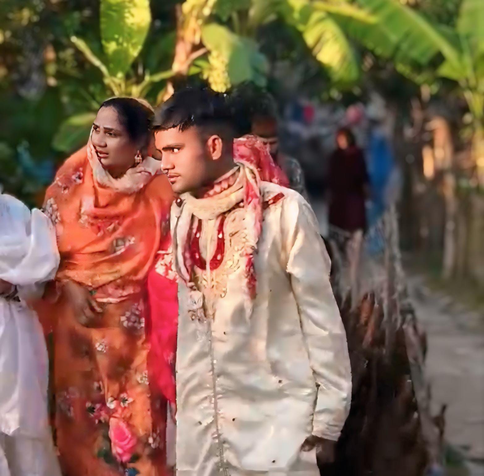 তালাক না দিয়েই অন্যত্র বিয়ে, স্ত্রীকে ফিরে পেতে দারে দারে ঘুরছেন স্বামী
