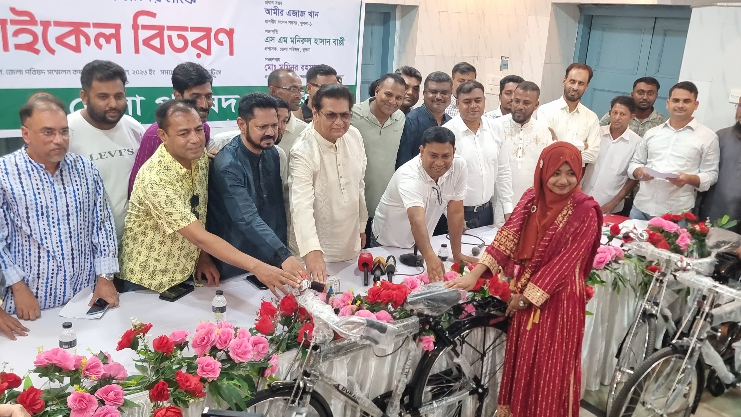 খুলনায় দরিদ্র ও মেধাবী শিক্ষার্থীদের মাঝে বাইসাইকেল বিতরণ