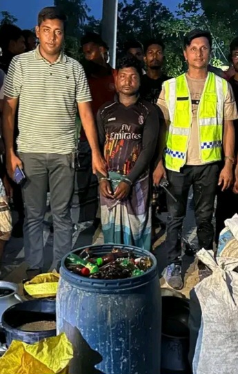 নিয়ামতপুরে ২০০ লিটার চোলাই মদসহ মাদক কারবারি গ্রেপ্তার