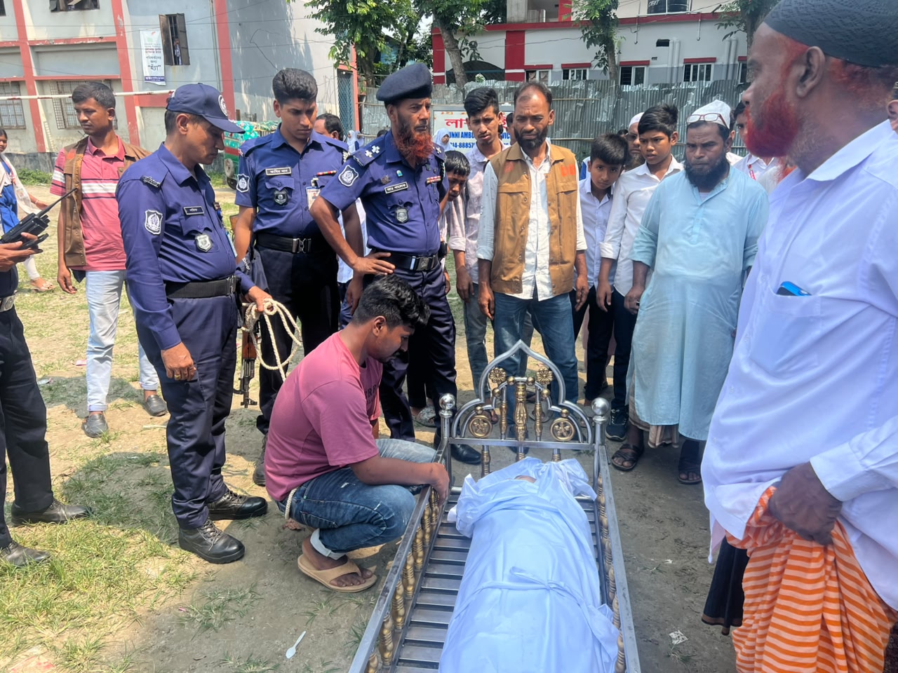 হাজতি প্যারোলে মুক্তি পেয়ে সিংগাইরে বাবার জানাজায় ছেলের অংশগ্রহন