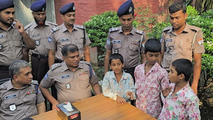 ​কুষ্টিয়ায় রেলওয়ে পুলিশের বড় সাফল্য: শিশু পাচার চক্রের ২ নারী গ্রেপ্তার, ৩ শিশু উদ্ধার