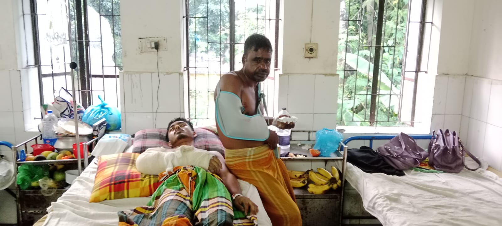 সিংগাইরে পূর্ব শত্রুতার জেরে প্রতিপক্ষ হাত ভেঙ্গে দিলো বাবা-ছেলের