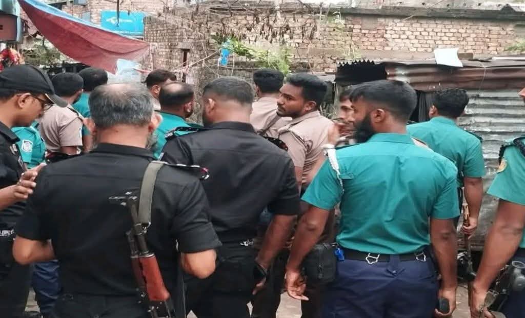 ​খুলনায় পুলিশের বিশেষ যৌথ অভিযান: মাদকসহ গ্রেফতার ৩৩