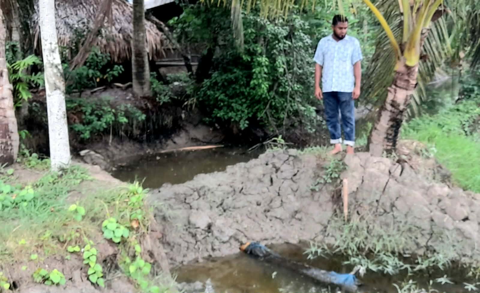 ​রামপালে সরকারি খাল ও ফসলি জমি দখলের অভিযোগ: জলাবদ্ধতার ঝুঁকিতে পুরো গ্রাম