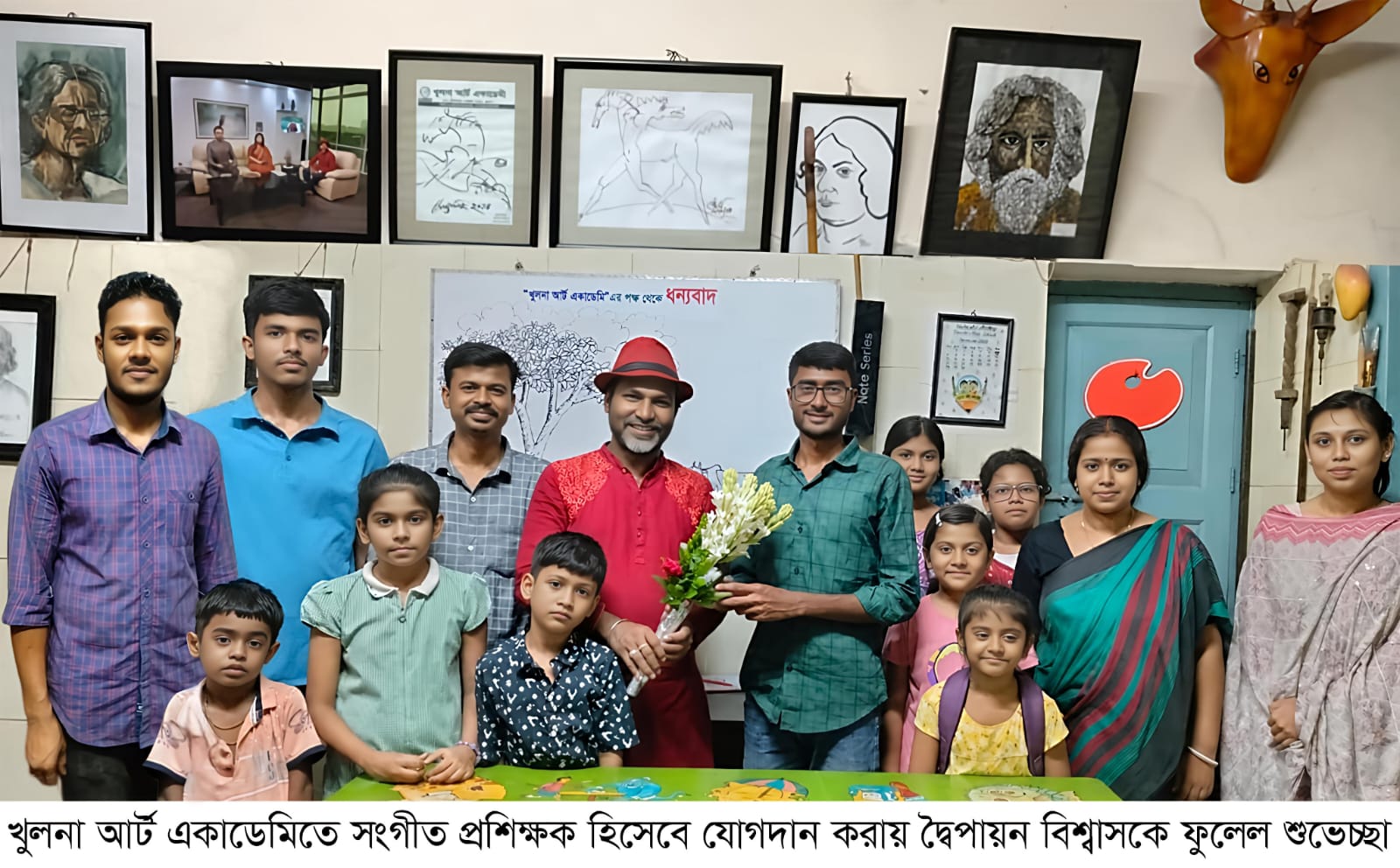 খুলনা আর্ট একাডেমিতে সংগীত প্রশিক্ষক হিসেবে যোগদান করায় দ্বৈপায়ন বিশ্বাসকে ফুলেল শুভেচ্ছা