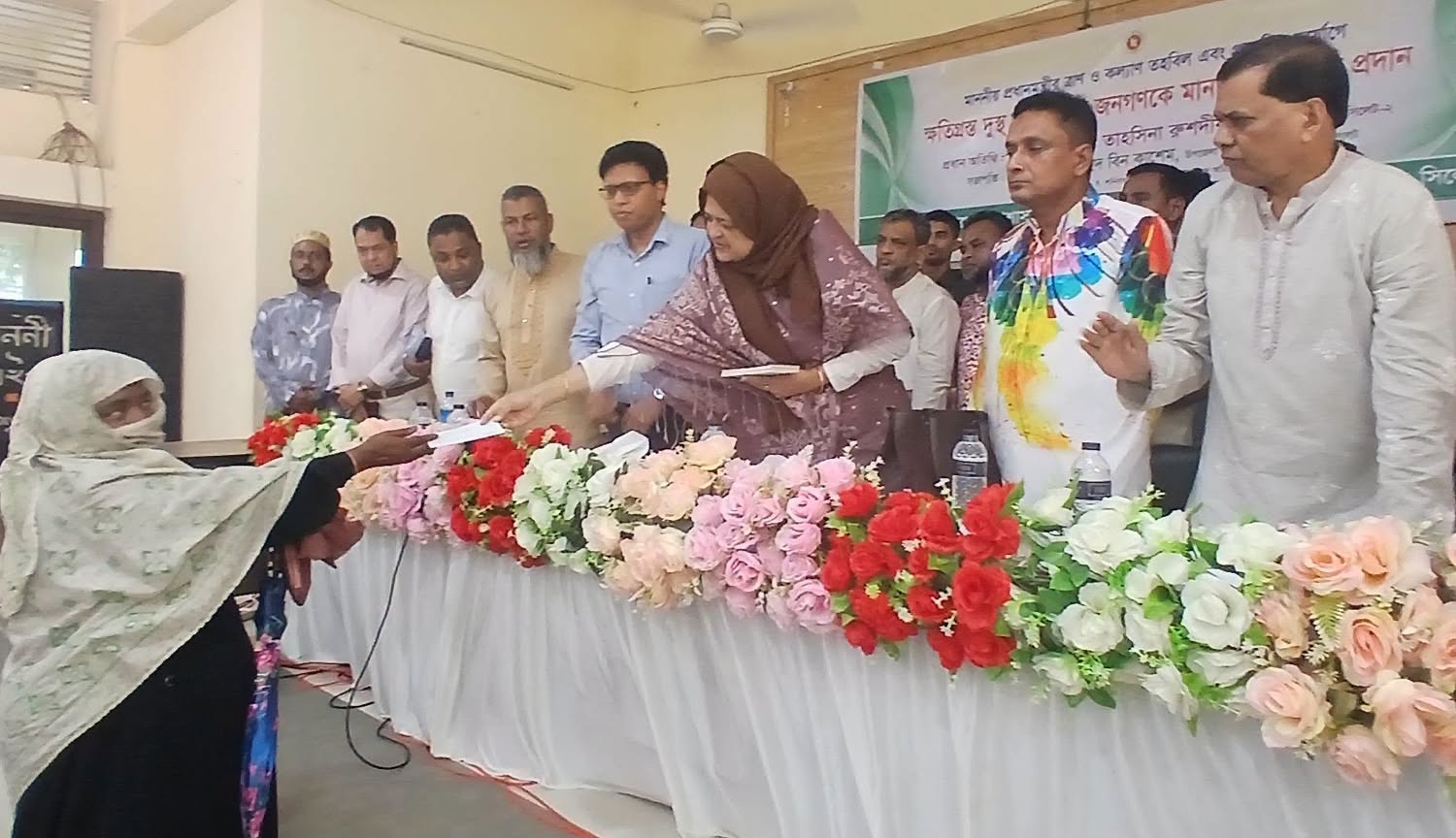 সরকার কর্তৃক প্রদত্ত মানবিক সহায়তা বিতরণ করলেন-এমপি তাহসিনা রুশদীর লুনা