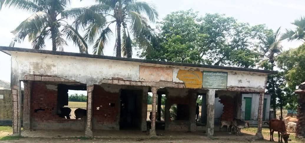 কয়রার বগা সরকারি প্রাথমিক বিদ্যালয়ের পুরনো ভবন দুটি ঝুকিপূর্ণ