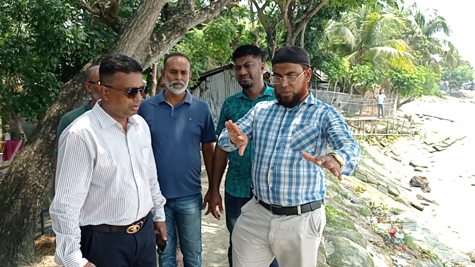 ​বটিয়াঘাটায় নদীভাঙন কবলিত এলাকা পরিদর্শনে এলজিইডির বিভাগীয় তত্ত্বাবধায়ক