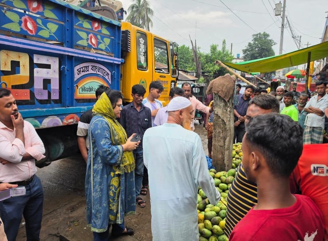 কটিয়াদীতে নিয়ম বহির্ভূত ভাবে সড়কে গাড়ী পার্কিংয়ের দায়ে ভ্রাম্যমান আদালতের জরিমানা