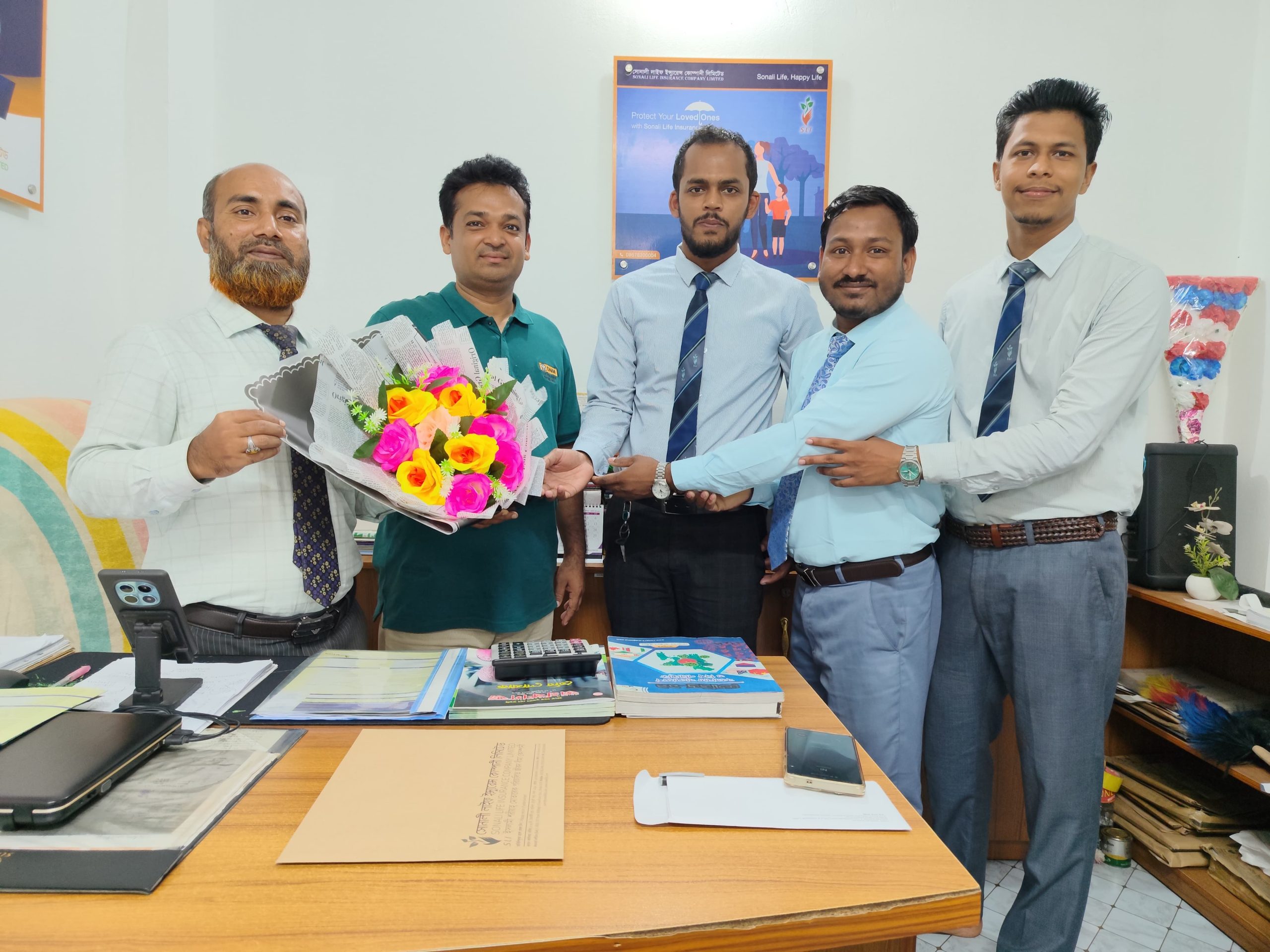 সোনালী লাইফ ইন্সুইরেন্স কোম্পানীর ভিআইপি গ্রাহক আলী আহমদকে উষ্ণ সংবর্ধনা