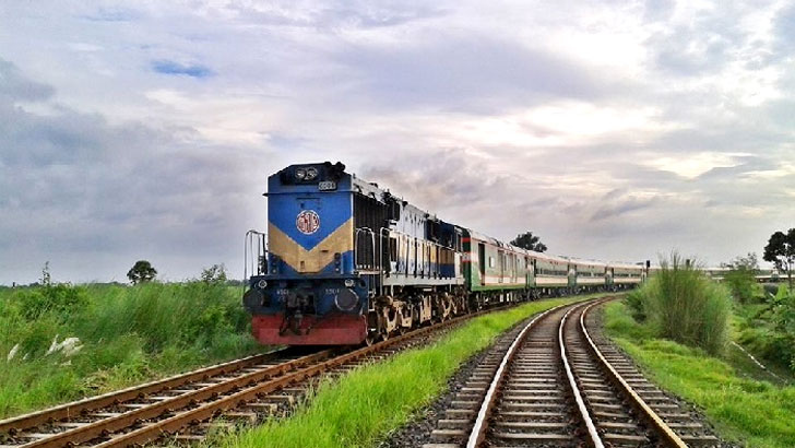 রেলপথে অসতর্কতার মাশুল, প্রাণ হারালেন এক তরুণ