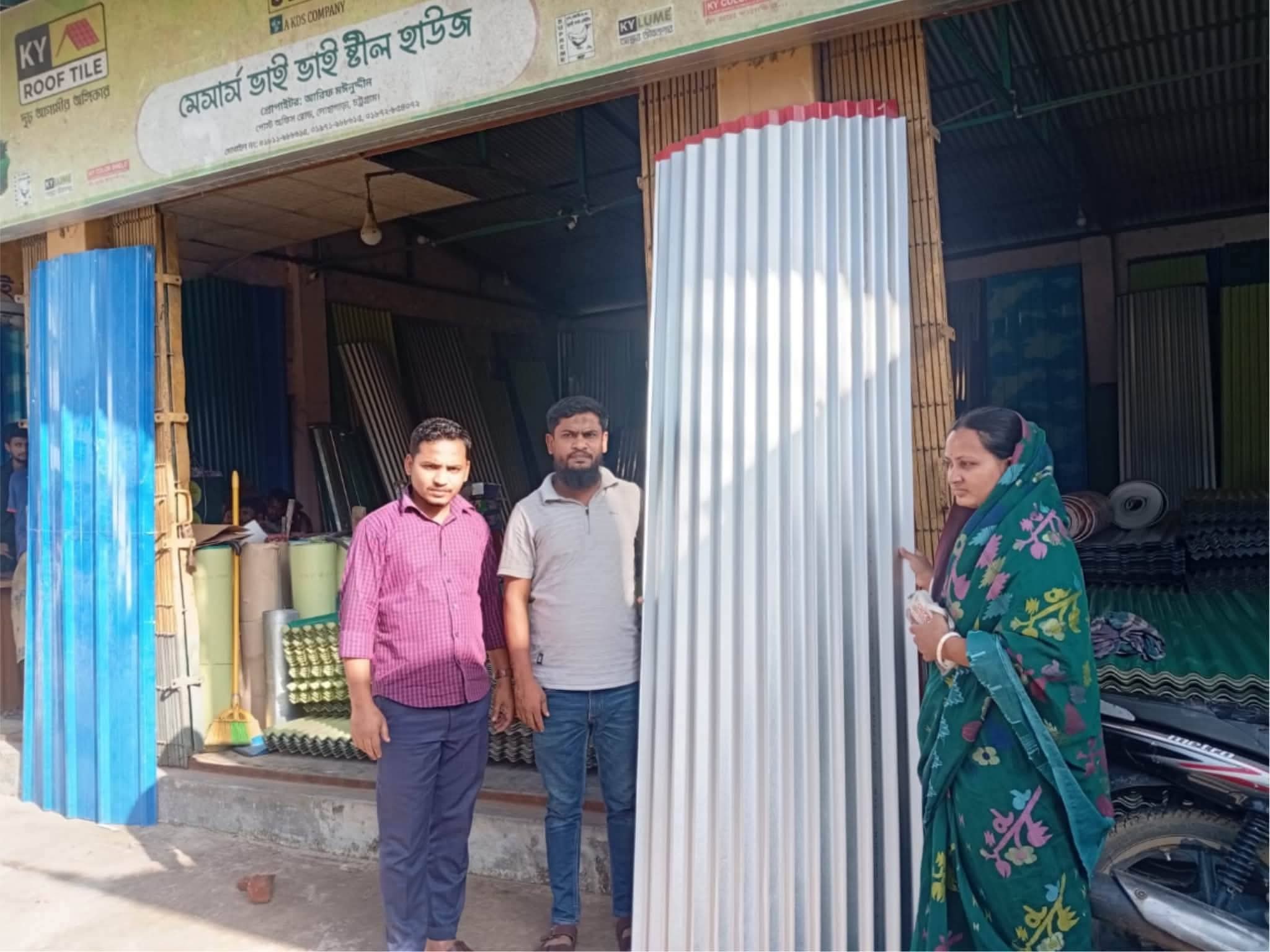 লোহাগাড়ায় বন্যায় বাড়িঘর ক্ষতিগ্রস্ত ৩ অসহায় পরিবারের পাশে মোরশেদ আলম