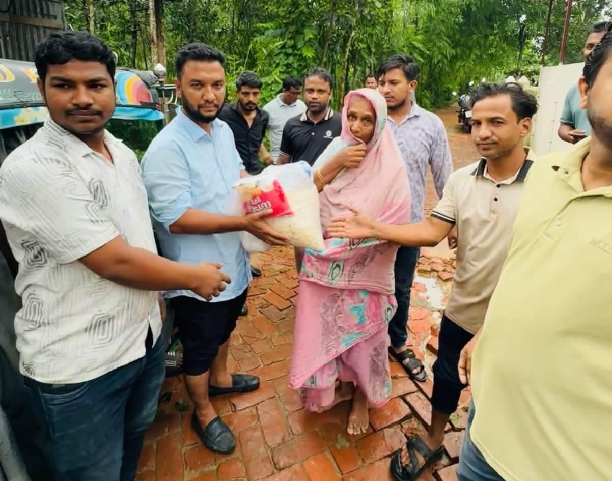 বন্যাদুর্গত মানুষের দুয়ারে ত্রাণ, নাজমুল মোস্তাফা আমিনের নির্দেশনায় সহায়তা পেল ১০০ পরিবার