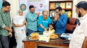 প্রতিবাদী কবিতায় বিপ্লবের স্বর, সাহসী শব্দযোদ্ধার প্রতিচ্ছবি কবি আজাদুল হক আজাদ এর শুভ জন্মদিন